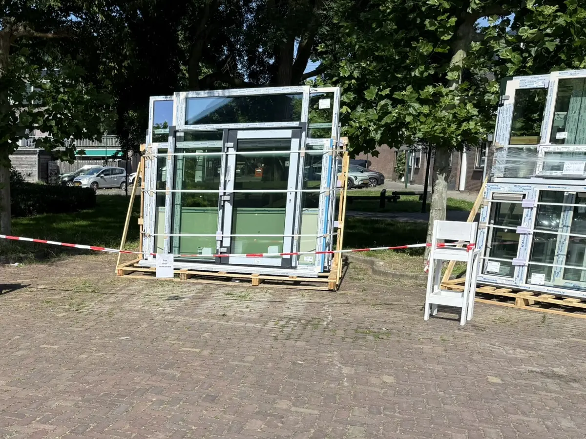 Nieuwe kozijnen staan klaar voor de montage