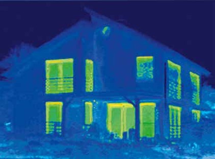 Thermografie van dezelfde woning na plaatsing van Schüco LivIng-kozijnen: vrijwel geen warmteverlies meer