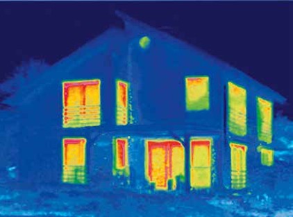 Thermografie van een woning vóór vervanging van de kozijnen: rood en geel tonen warmteverlies