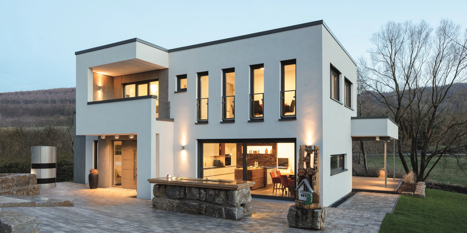 Moderne woning met Schüco kunststof kozijnen in de avondschemering
